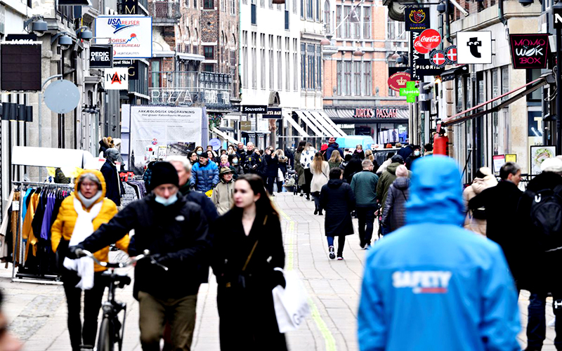  Đường phố Copenhagen, Đan Mạch, ngày 1/3/2021, khi các cửa hàng mở cửa trở lại. (Ảnh: Reuters)