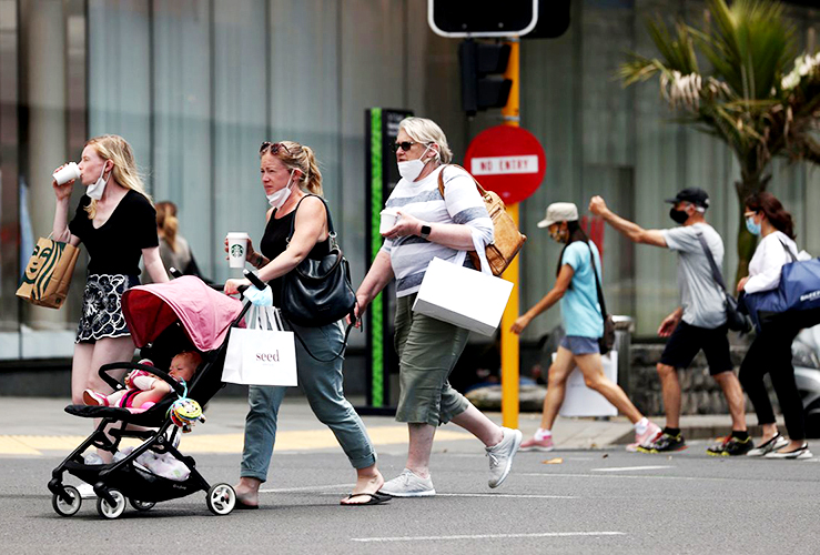  Người dân đi mua sắm tại T.P Auckland, New Zealand, ngày 10/11/2021. (Ảnh: Reuters)