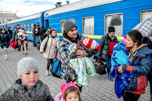  Người dân lên tàu hỏa để sơ tán tránh xung đột ở Odessa, Ukraine, ngày 9-3-2022. (Ảnh: AFP/TTXVN)