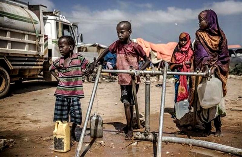  Trẻ em chờ lấy nước tại vòi nước công cộng ở Beledweyne, Somalia. (Ảnh: AFP/TTXVN)