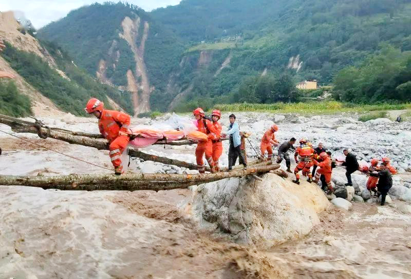  Lực lượng cứu hộ làm cầu tạm để di chuyển người bị thương đi cấp cứu. (Ảnh: Tân Hoa Xã)