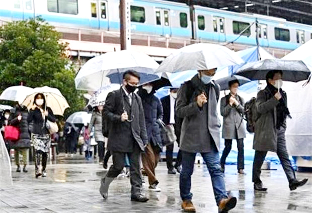  Người dân đeo khẩu trang phòng lây nhiễm COVID-19 tại Tokyo, Nhật Bản. (Ảnh: Kyodo/TTXVN)