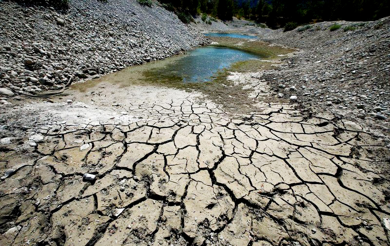  Đất đai nứt nẻ và khô cằn bên bờ hồ Le Broc, Pháp, ngày 5/8/2022. (Ảnh: Reuters)