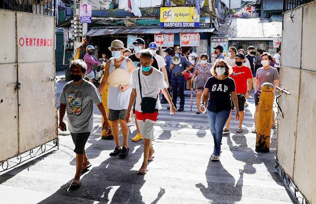  Người dân đi bỏ phiếu tại 1 điểm bầu cử ở Manila, Philippines, sáng 9/5/2022. (Ảnh: Reuters)