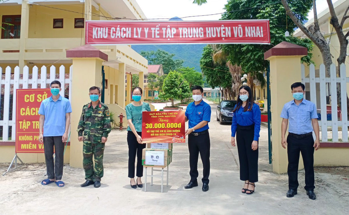  Đoàn công tác trao tặng quà hỗ trợ trẻ em bị ảnh hưởng bởi đại dịch COVID-19 tại khu cách ly tập trung huyện Võ Nhai.