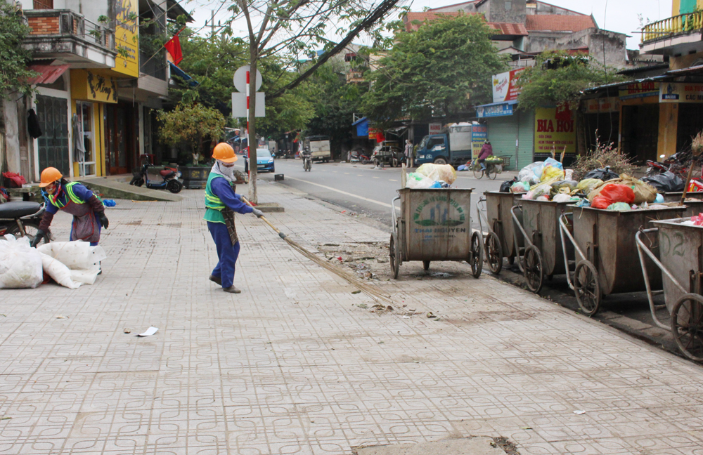  Công nhân Công ty CP Môi trường và Công trình đô thị Thái Nguyên thu gom rác thải tại tuyến đường Bến Oánh.