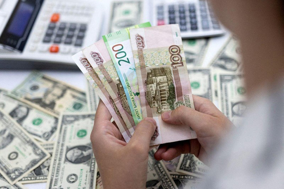  Tỷ giá đồng ruble so với đồng USD giảm xuống mức thấp nhất trong 3 tháng. (Ảnh: Reuters)