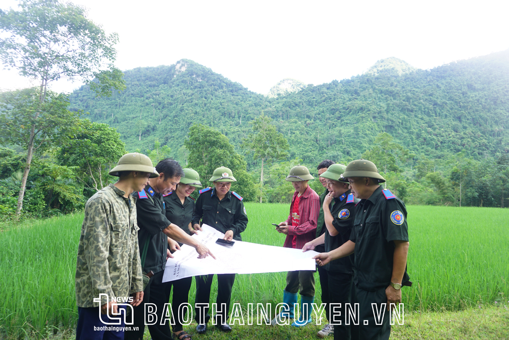  Cán bộ Ban Quản lý rừng đặc dụng, phòng hộ tỉnh cùng với người dân tra cứu bản đồ rừng đặc dụng.