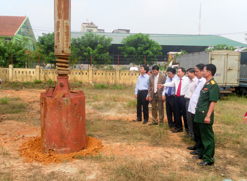   Các đại biểu chứng kiến việc khoan cọc nhồi thí nghiệm tại Lễ động thổ.