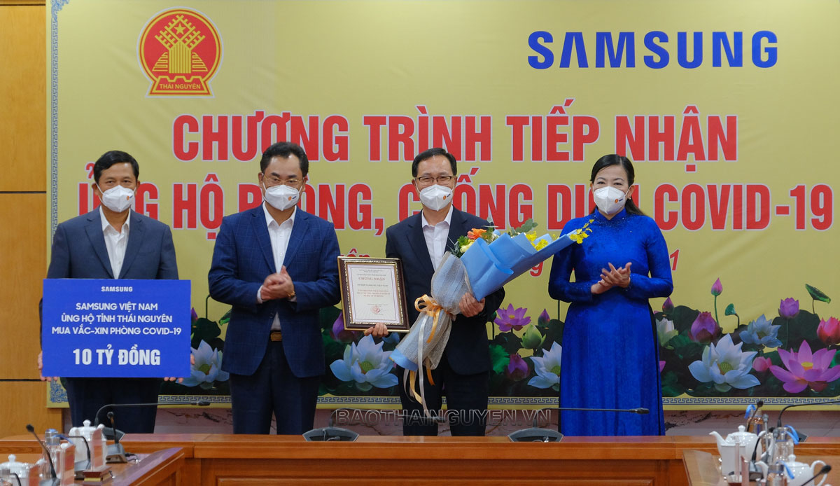  Mr. Choi Joo Ho, President of Samsung Vietnam, received a certificate for the contribution to COVID-19 prevention and control in Thai Nguyen