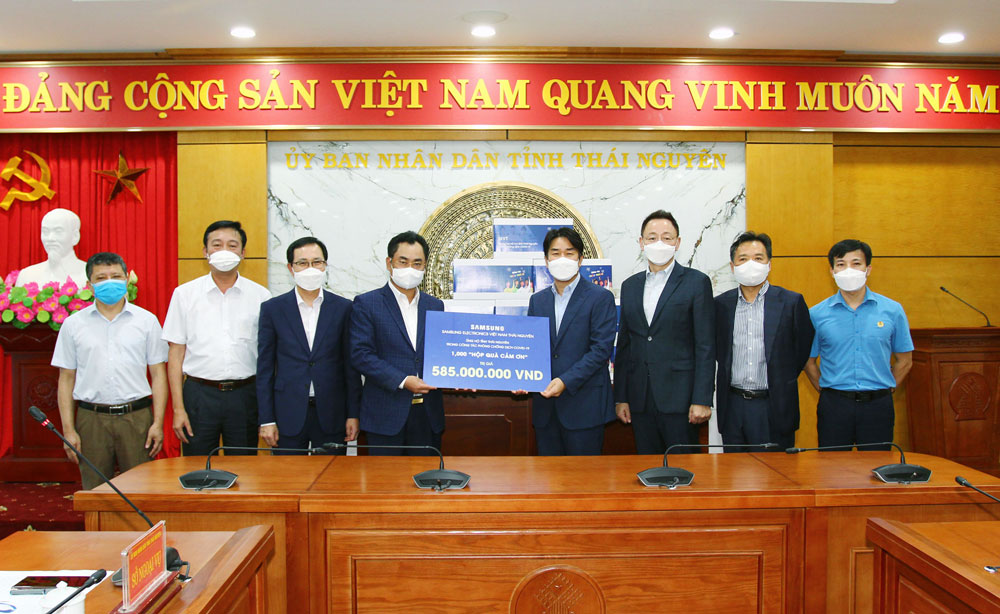  The representative of Samsung Electronics Vietnam Thai Nguyen Limited Company presented gifts to the Provincial Steering Committee for COVID-19 Prevention and Control.