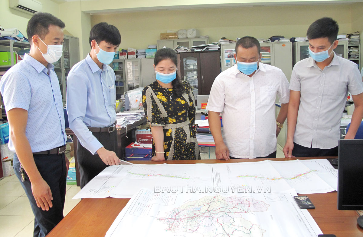  Đến nay, Ban Quản lý Dự án đầu tư xây dựng các công trình giao thông tỉnh đã tự chủ tài chính, bảo đảm chi thường xuyên và đầu tư. Trong ảnh: Cán bộ, nhân viên trong đơn vị triển khai công việc.