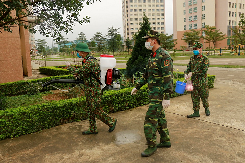  Lực lượng Quân y Trường Sĩ quan Chính trị tiến hành phun khử khuẩn phòng dịch COVID-19. Ảnh minh họa: dangcongsan.vn.