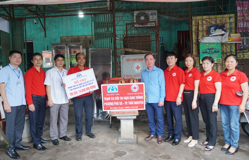  Ban An toàn giao thông và Hội Chữ thập đỏ tỉnh bàn giao thiết bị y tế cho Trạm sơ cứu tai nạn giao thông phường Phú Xá (TP. Thái Nguyên).