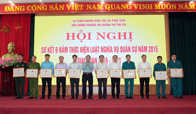  UBND T.X Phổ Yên đã khen thưởng cho các tập thể, cá nhân thực hiện tốt Luật NVQS năm 2015, giai đoạn 2016-2021 (ảnh).