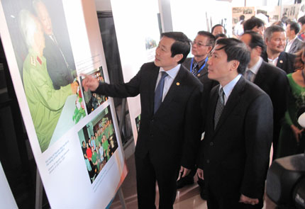  Comrade Nguyen Bac Son introduced photographs of Top-ranking General, Commander-in-Chief  Vo Nguyen Giap.