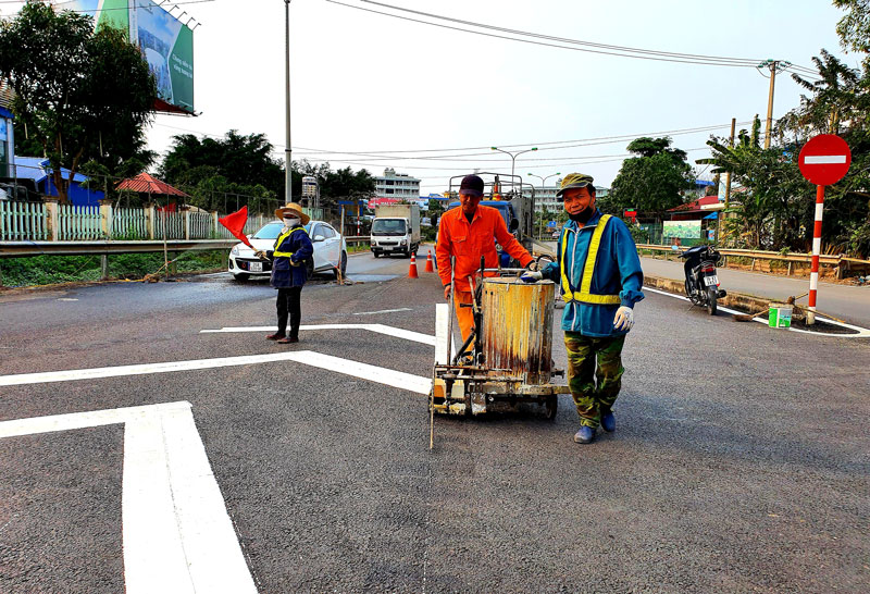  Sơn sửa lại vạch sơn trên tuyến đường Quang Trung ( T.P Thái Nguyên).