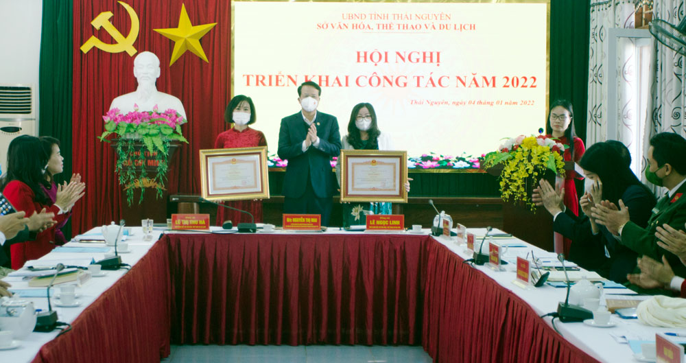  The Vice-Chairman of the Provincial People's Committee awarded the Prime Minister's Certificate of Merit for two individuals.