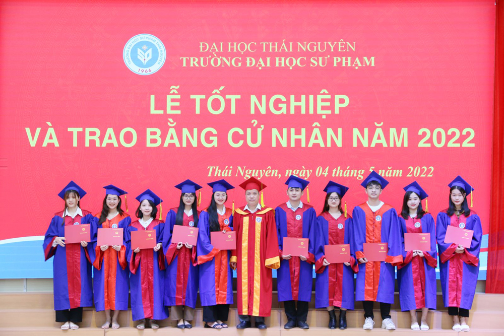  Trường Đại học Sư phạm trao bằng cử nhân cho các sinh viên tốt nghiệp đợt năm 2021 và 2022. Ảnh: T.L