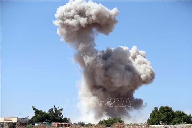  Khói bốc lên sau một cuộc không kích ở tỉnh Idlib, Syria ngày 24/8/2019. Ảnh tư liệu: AFP/TTXVN