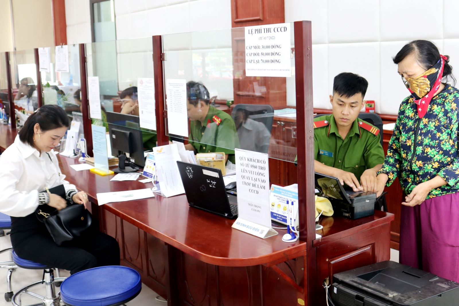  Công an tỉnh Thái Nguyên làm thẻ căn cước công dân cho người dân tại Trung tâm Dịch vụ hành chính công của tỉnh.