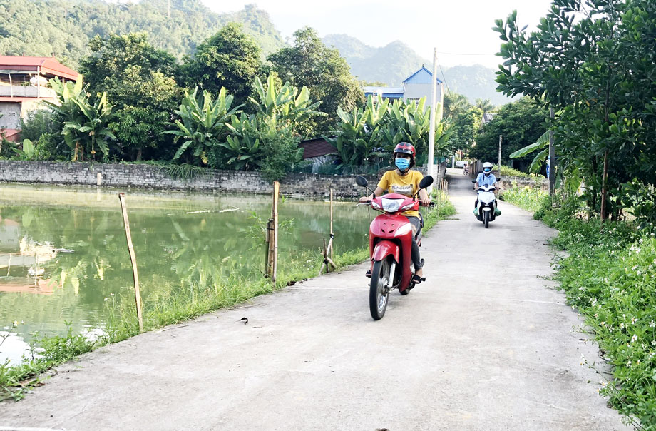  Khi hạ tầng giao thông được đầu tư đồng bộ sẽ góp phần quan trọng thúc đẩy sự phát triển của vùng tam Yên (Phú Lương). Trong ảnh: Đường bê tông liên xóm ở xã Yên Ninh.