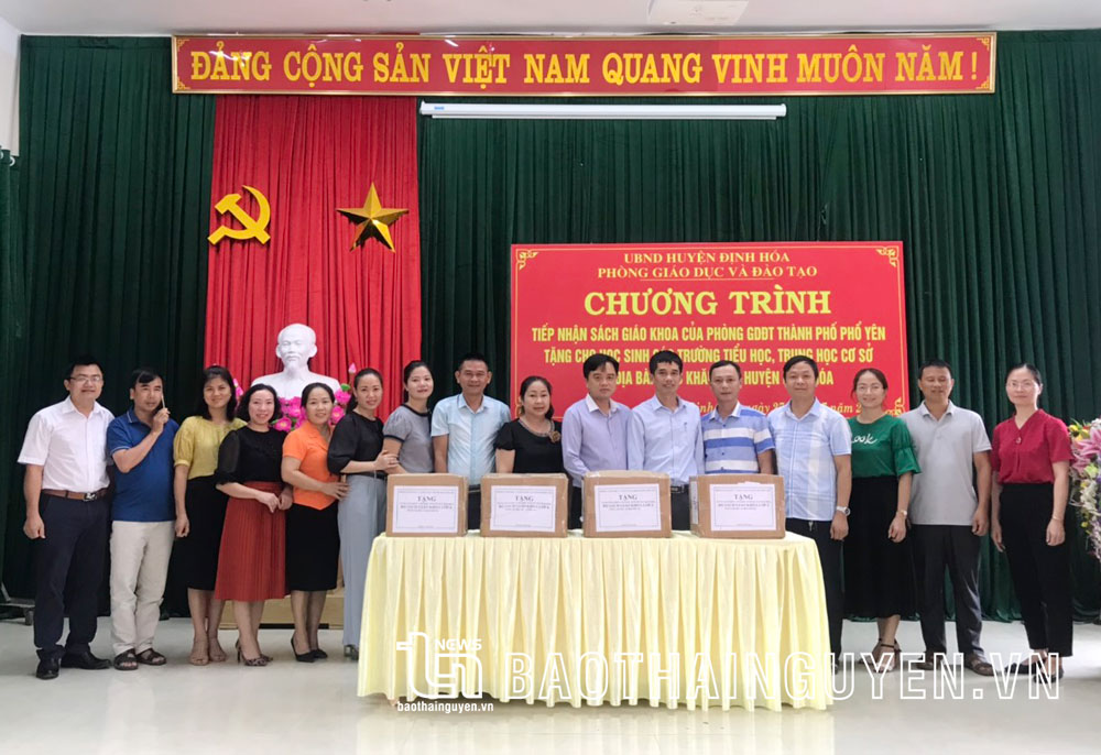  Phòng GD&ĐT TP. Phổ Yên quyên góp ủng hộ học sinh nghèo tại huyện Định Hoá 383 bộ SGK.