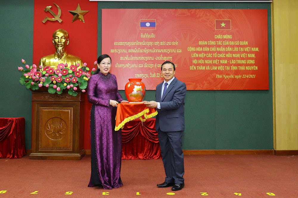  Secretary of Thai Nguyen Provincial Party Committee Nguyen Thanh Hai presented a souvenir gift to Lao Ambassador to Viet Nam Sengphet Houngboungnuang