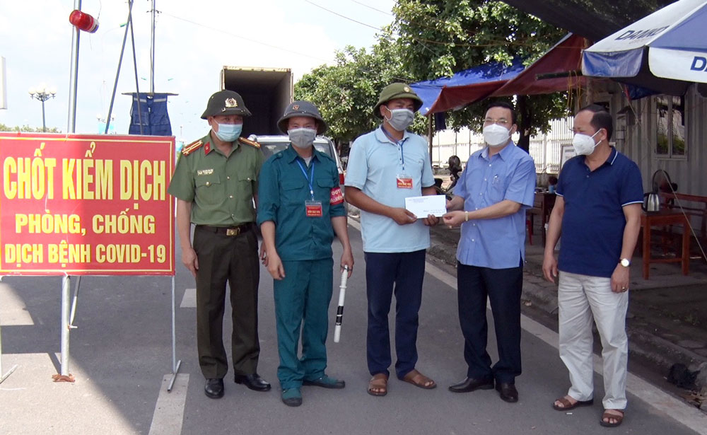  Lãnh đạo T.X Phổ Yên tặng quà lực lượng làm nhiệm vụ tại chốt phòng, chống dịch COVID-19 Tây Nam – Khu công nghiệp Điềm Thụy.