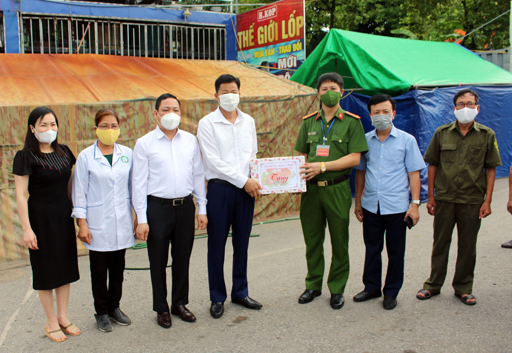  Đoàn công tác của T.P Thái Nguyên tặng quà cán bộ, chiến sĩ tại chốt kiểm dịch nút giao Tân Long.