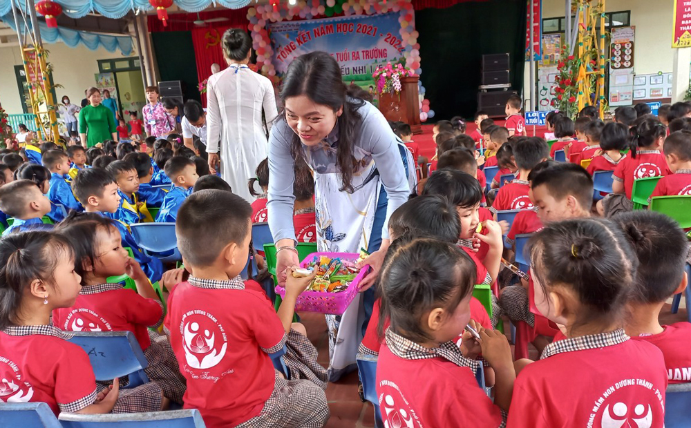  Lãnh đạo UBND huyện Phú Bình tặng quà các cháu thiếu nhi Trường Mầm non Dương Thành.