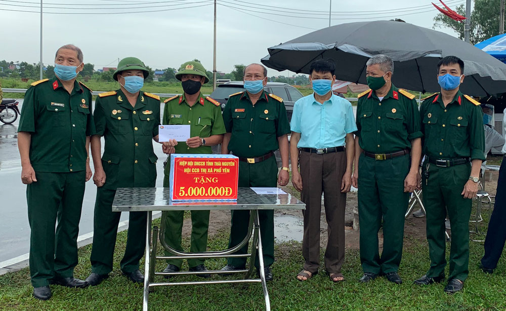  Đoàn đến thăm, tặng quà các lực lượng đang làm nhiệm vụ tại chốt kiểm dịch liên ngành phòng, chống dịch COVID-19 nút giao Yên Bình, T.X Phổ Yên.