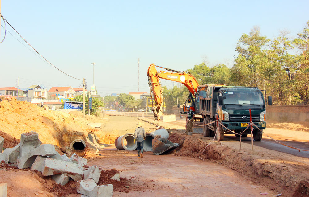  Tỉnh Thái Nguyên hiện đang đang triển khai nhiều dự án làm mới, cải tạo, nâng cấp những tuyến đường giao thông “huyết mạch”. Trong ảnh: Dự án cải tạo, nâng cấp đường tỉnh 266 đoạn qua địa bàn huyện Phú Bình đang được đẩy nhanh tiến độ.