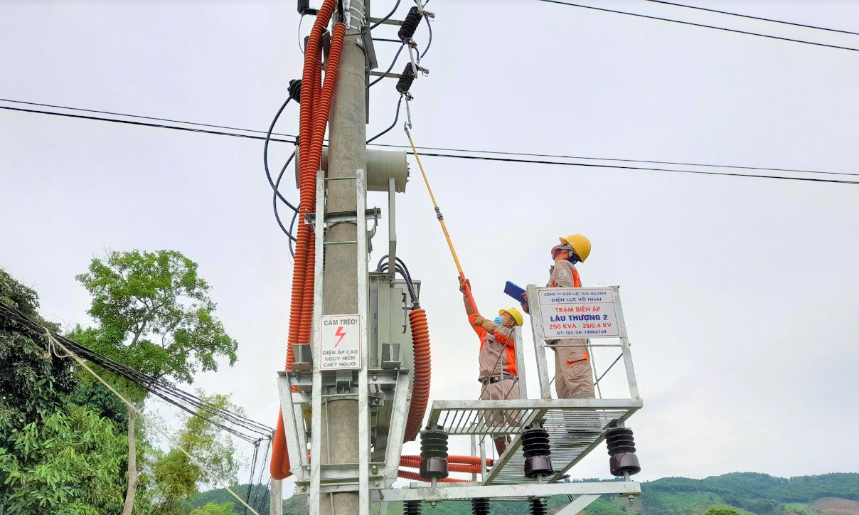  Công nhân Điện lực Võ Nhai thực hiện đóng điện chống quá tải tại TBA Lâu Thượng 2, ở Xã Lâu Thượng (Võ Nhai).