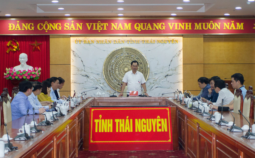   Mr. Trinh Viet Hung, the Chairman of the Provincial People's Committee, delivered his speech at the meeting. 