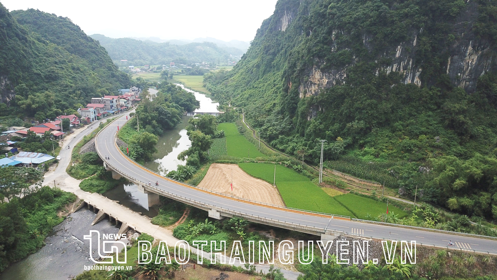  Tuyến đường Hồ Chí Minh đoạn chạy qua địa bàn huyện Định Hóa đã góp phần tích cực vào phát triển kinh tế - xã hội tại địa phương. Ảnh: C.T.V