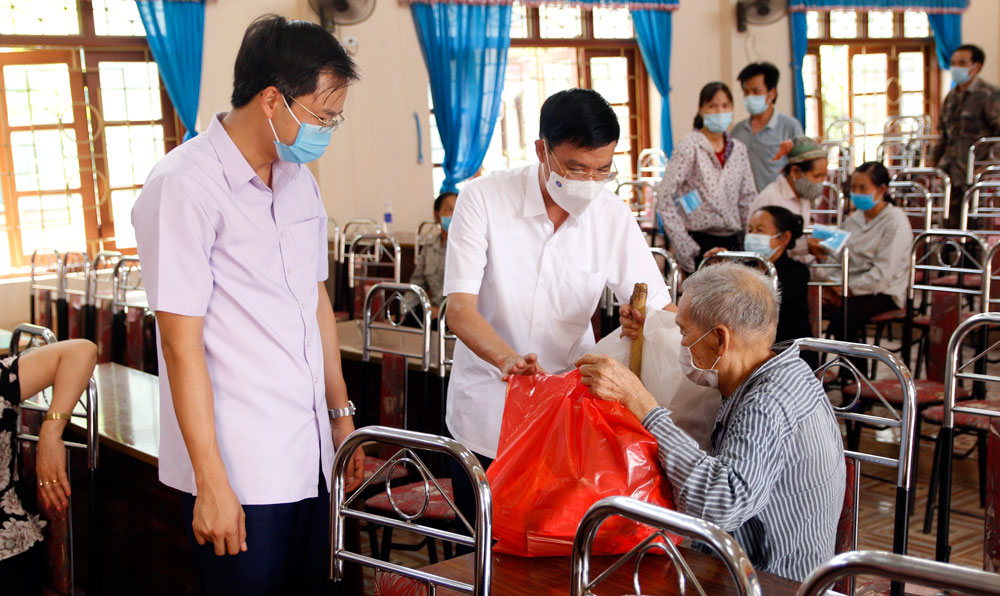  Đồng chí Dương Văn Tiến và các thành viên trong đoàn công tác thăm hỏi, động viên, trao quà hộ dân có hoàn cảnh khó khăn bị ảnh hưởng bởi dịch bệnh COVID-19 tại xã Quy Kỳ.