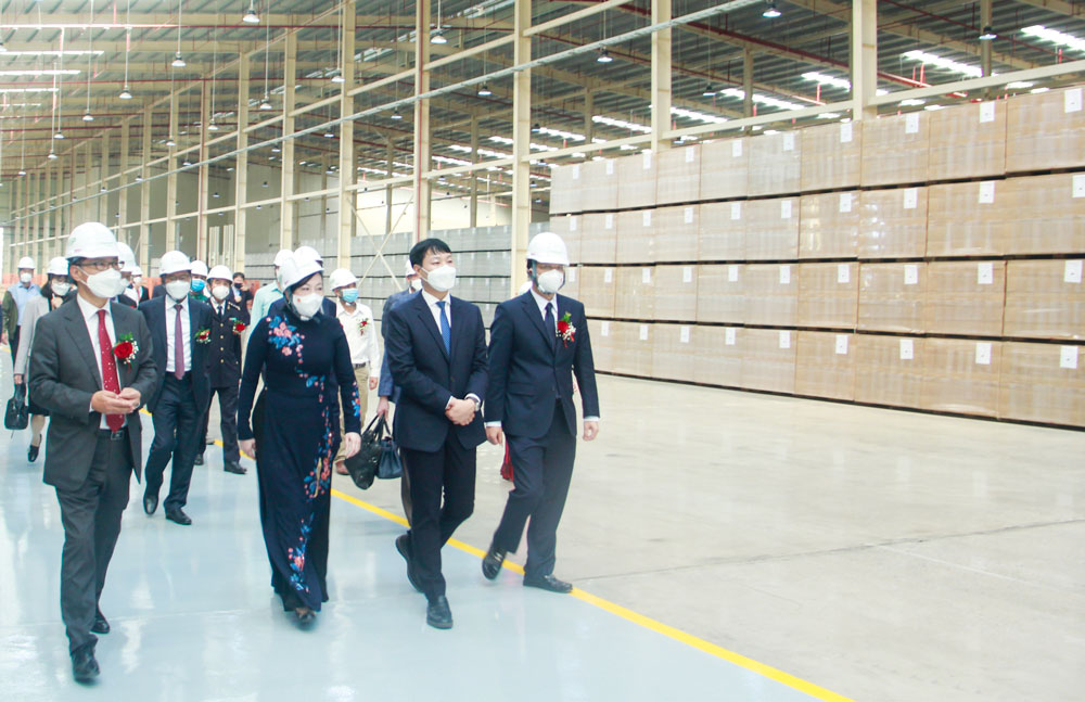  The Secretary of the Provincial Party Committee and some leaders of the province and Song Cong city visit the factory.