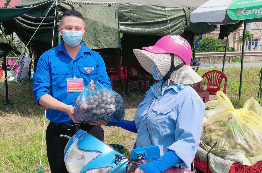    Đồng Văn Thành tham gia hỗ trợ các chốt kiểm soát liên ngành phòng, chống dịch COVID-19 tại địa phương.