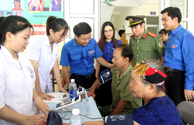  Các y, bác sĩ trẻ trên địa bàn tỉnh tham gia chương trình khám bệnh, cấp thuốc miễn phí cho các đối tượng chính sách, hộ nghèo ở xã Vô Tranh (Phú Lương) do Tỉnh đoàn tổ chức.