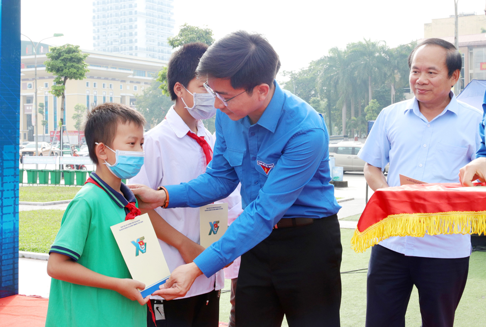  Đồng chí Đoàn Quang Duy, Bí thư Tỉnh đoàn Thái Nguyên, tặng quà học sinh có hoàn cảnh khó khăn. Ảnh: Trường Sơn