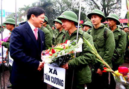  Đồng chí Phạm Xuân Đương tặng hoa tân binh trước khi lên đường ngập ngũ