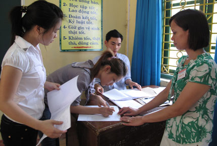  Thí sinh tại Hội đồng thi bổ túc Trung tâm Giáo dục thường xuyên T.P Thái Nguyên nộp bài thi môn Văn.