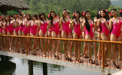  Contestants show the swimsuits