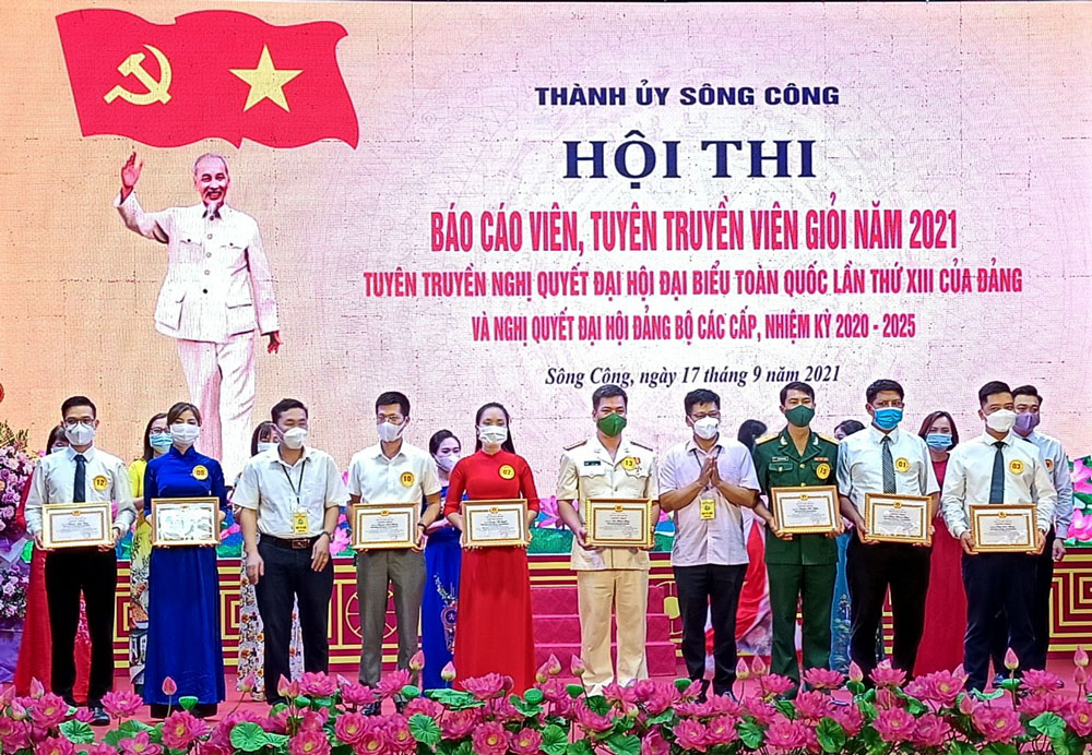  Lãnh đạo Thành ủy Sông Công trao giải cho các thí sinh đoạt giải tại Hội thi Báo cáo viên, tuyên truyền viên giỏi năm 2021, trong đó có nhiều thí sinh là đoàn viên thanh niên.