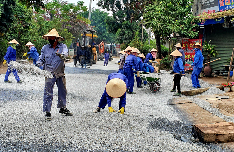  Công nhân Công ty TNHH Một thành viên dịch vụ đô thị T.P Thái Nguyên khẩn trương thi công tuyến đường Lưu Nhân Chú.