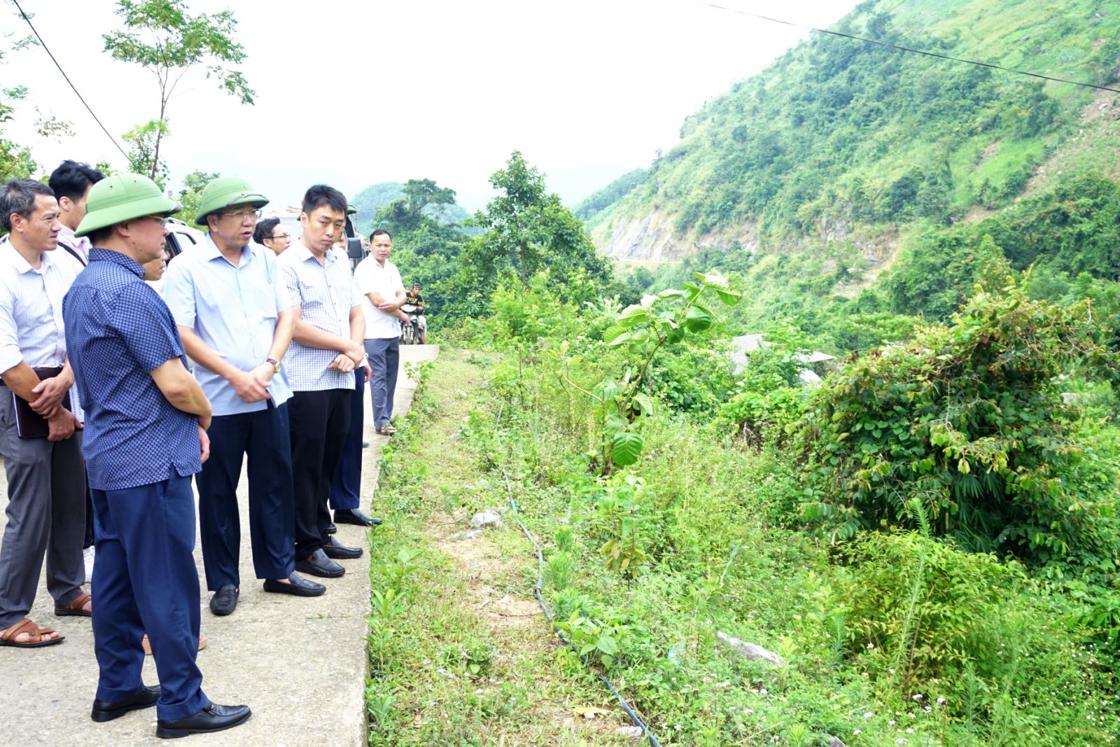  Đồng chí Nguyễn Thanh Bình, Phó Chủ tịch UBND tỉnh kiểm tra thực tế công tác phòng, chống thiên tai tại xóm Bản Tèn, xã Văn Lăng (Đồng Hỷ).