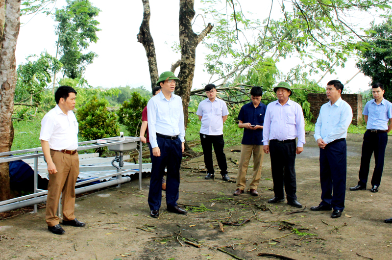  Đồng chí Dương Văn Lượng, Phó Chủ tịch UBND tỉnh, Phó Trưởng Ban Thường trực Ban Chỉ huy PCTT-TKCN tỉnh kiểm tra việc khắc phục hậu quả mưa dông tại xã Tân Cương, T.P Thái Nguyên (ngày 9/5/2020).