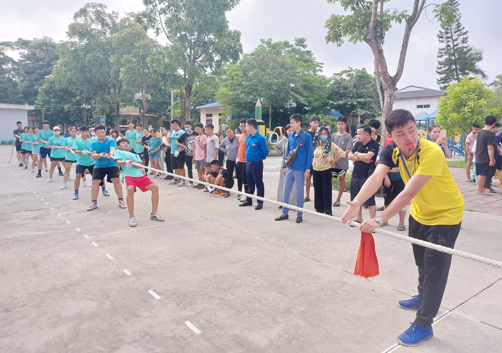  Các em thiếu nhi tham gia thi nội dung kéo co tại Ngày hội.