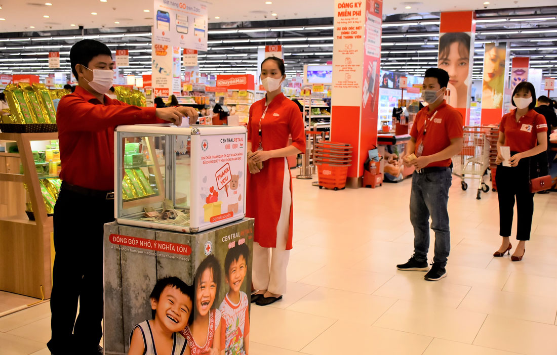  Cán bộ Hội Chữ thập đỏ T.P Thái Nguyên và nhân viên Siêu thị Go! Thái Nguyên ủng hộ Thùng quỹ.